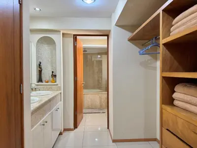 Un baño de Beautiful beachfront space and pool