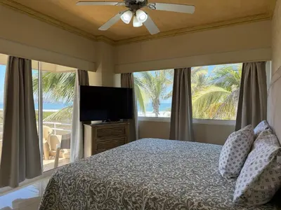 Cama o camas de una habitación en Beautiful beachfront space and pool