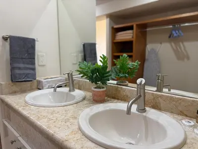 Un baño de Beautiful beachfront space and pool
