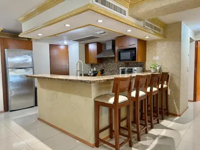 Una cocina o zona de cocina en Beautiful beachfront space and pool