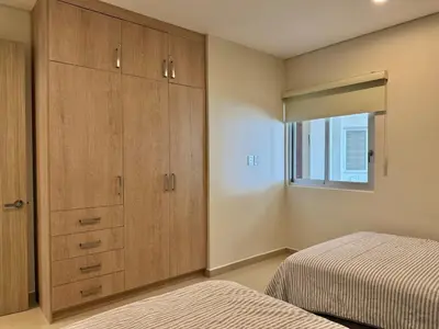 Cama o camas de una habitación en Departamento moderno a pie de playa