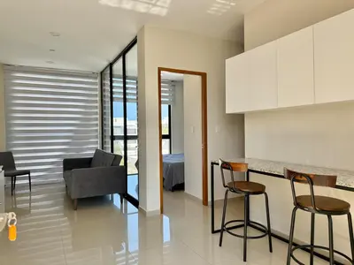 Zona de estar de Loft a few blocks from the beach