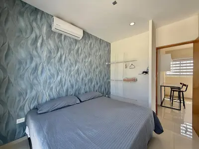 Cama o camas de una habitación en Loft a few blocks from the beach