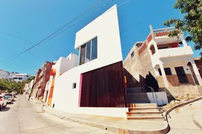 Edificio en el que se encuentra el hostal o pensión