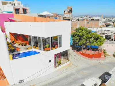 Edificio en el que se encuentra el hostal o pensión