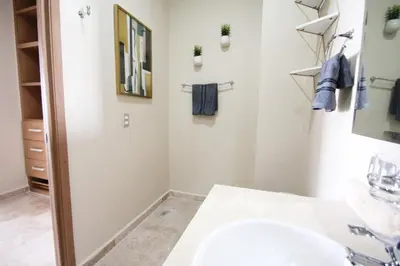 Un baño de Stunning Marina Condo with Pool Gym and Restaurant