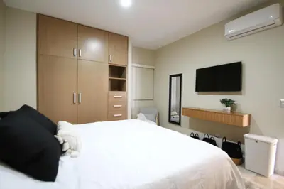 Cama o camas de una habitación en Stunning Marina Condo with Pool Gym and Restaurant