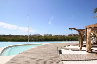 Piscina en o cerca de Stunning Marina Condo with Pool Gym and Restaurant