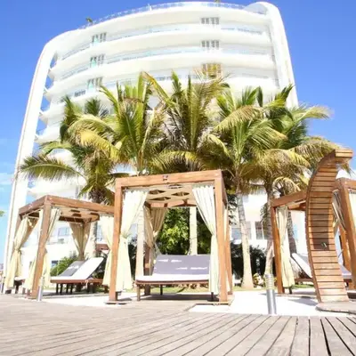 Stunning Marina Condo with Pool Gym and Restaurant