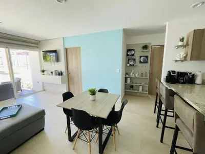 Una cocina o zona de cocina en Tropical Condo - Close to Beach and Waterpark