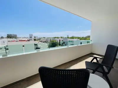 Un balcón o terraza de Marina Cerritos: Rooftop Pools Near Beach