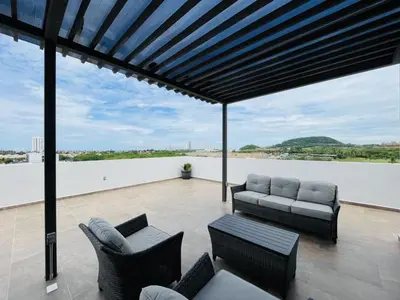 Un balcón o terraza de Marina Cerritos: Rooftop Pools Near Beach
