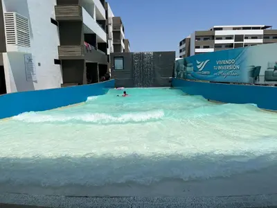 Piscina en o cerca de Marina Cerritos: Rooftop Pools Near Beach