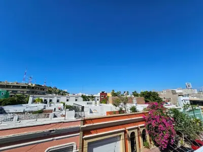 Un balcón o terraza de Historic Home with Roof-top Terrace and Grill