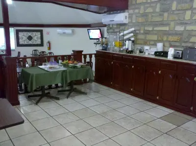 Una cocina o zona de cocina en Palms Hotel