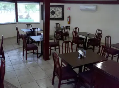 Un restaurante o sitio para comer en Palms Hotel
