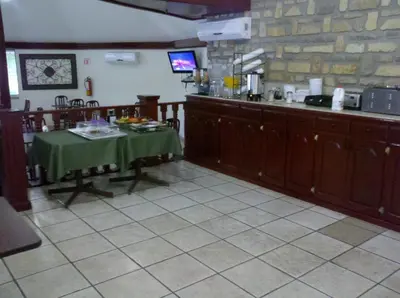 Un restaurante o sitio para comer en Palms Hotel