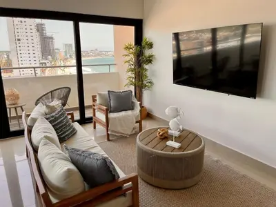 Una televisión o centro de entretenimiento en Departamento cerca del Malecón