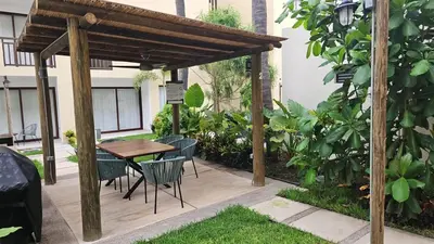 Jardín al aire libre en Mazatlan Executive Apartment