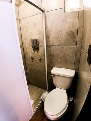 Un baño de Rose Room literas , Paseo Durango