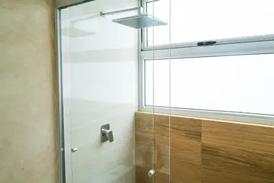 Un baño de Departamento exclusivo en Mazatlan con alberca y vistas a la playa