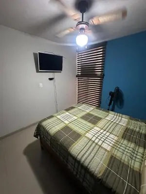 Una televisión o centro de entretenimiento en Departamento a 3 calles del malecon
