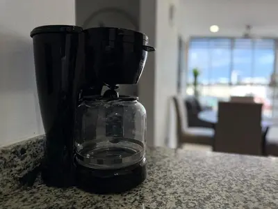 Utensilios para hacer té y café en Apartment Close to the Beach with Pool