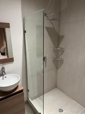 Un baño de Cómoda y moderna habitación