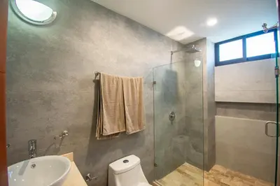 Un baño de Makeva Condos, Near Malecon