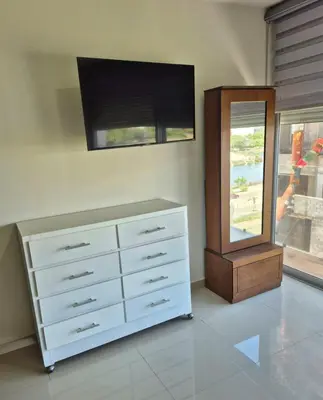 Una televisión o centro de entretenimiento en Torre Pórtico #1 de Lujo - Frente Playa y Malecón