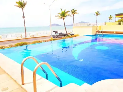 Piscina en o cerca de Miramar Depto de Lujo Frente Playa y Malecón
