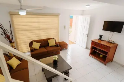 Una televisión o centro de entretenimiento en House with pool, near the beach - Casa con alberca, cerca de playa