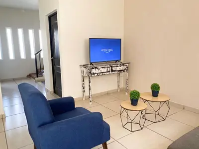 Una televisión o centro de entretenimiento en Casa Familiar con Alberca en Privada, 5 min del Aeropuerto y Consulado Americano