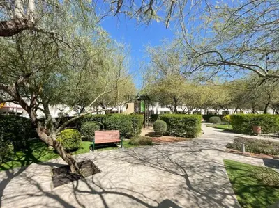 Jardín al aire libre en Casa Familiar con Alberca en Privada, 5 min del Aeropuerto y Consulado Americano