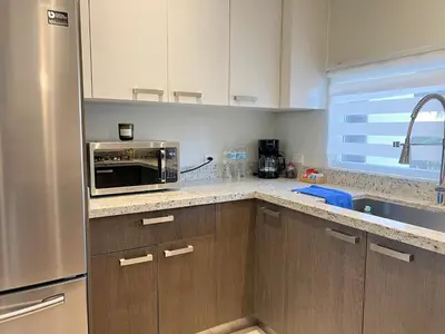 Una cocina o zona de cocina en Casa Moderna en privada con Alberca 5 min del Aeropuerto y Consulado Americano