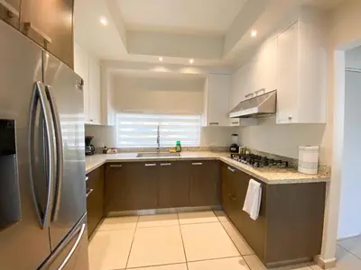 Una cocina o zona de cocina en Casa Moderna en privada con Alberca 5 min del Aeropuerto y Consulado Americano