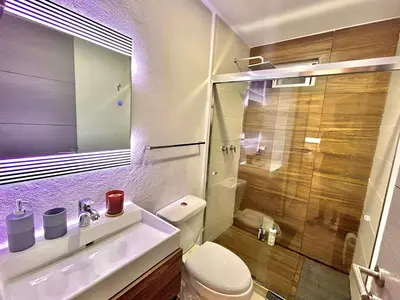 Un baño de Condominio de Lujo con Laguna artificial y Hermosas Vistas