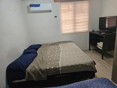 Cama o camas de una habitación en Casa céntrica, segura y sencilla