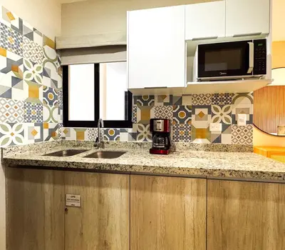 Una cocina o zona de cocina en Índigo 7, Steps from Playa Brujas Beach