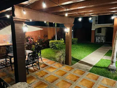 Jardín al aire libre en Hermosa casa de playa, alberca frente al mar