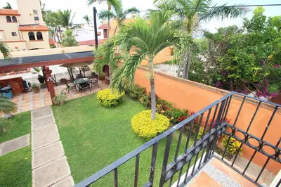 Jardín al aire libre en Hermosa casa de playa, alberca frente al mar