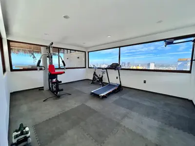 Gimnasio o instalaciones de fitness de Getaway with Incredible Sea View