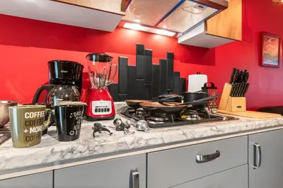 Una cocina o zona de cocina en Red Vibe Music Decor with King Bed plus Parking plus Home Office