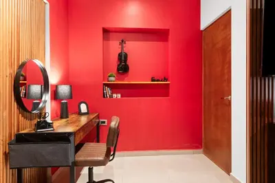 Plano de Red Vibe Music Decor with King Bed plus Parking plus Home Office