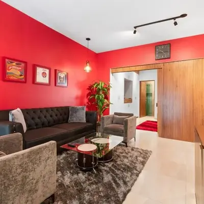 Red Vibe Music Decor with King Bed plus Parking plus Home Office