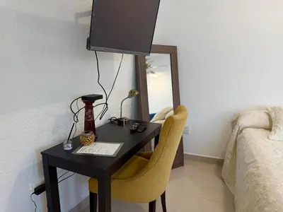 Una televisión o centro de entretenimiento en Apartamento familiar a pocas calles de la playa