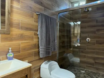 Un baño de Hermosa Suite a pocas cuadras de la Playa