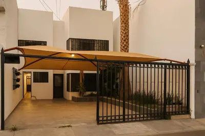 Edificio en el que se encuentra la habitación en casa particular