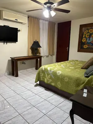 Una televisión o centro de entretenimiento en Hotel oasis suites