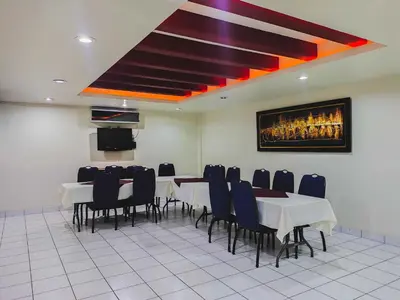 Una televisión o centro de entretenimiento en Hotel oasis suites